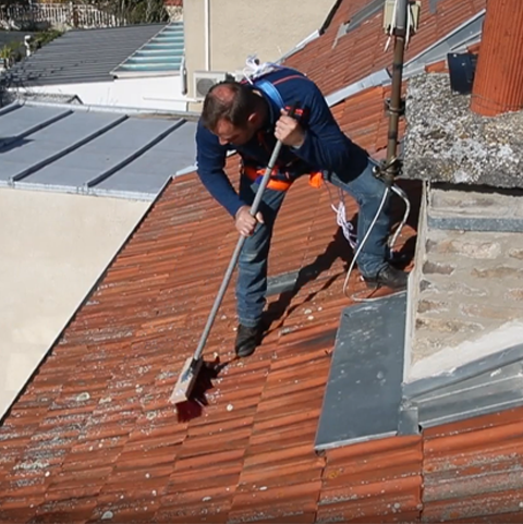 Comment nettoyer une toiture en tuile ? - Guard Industrie